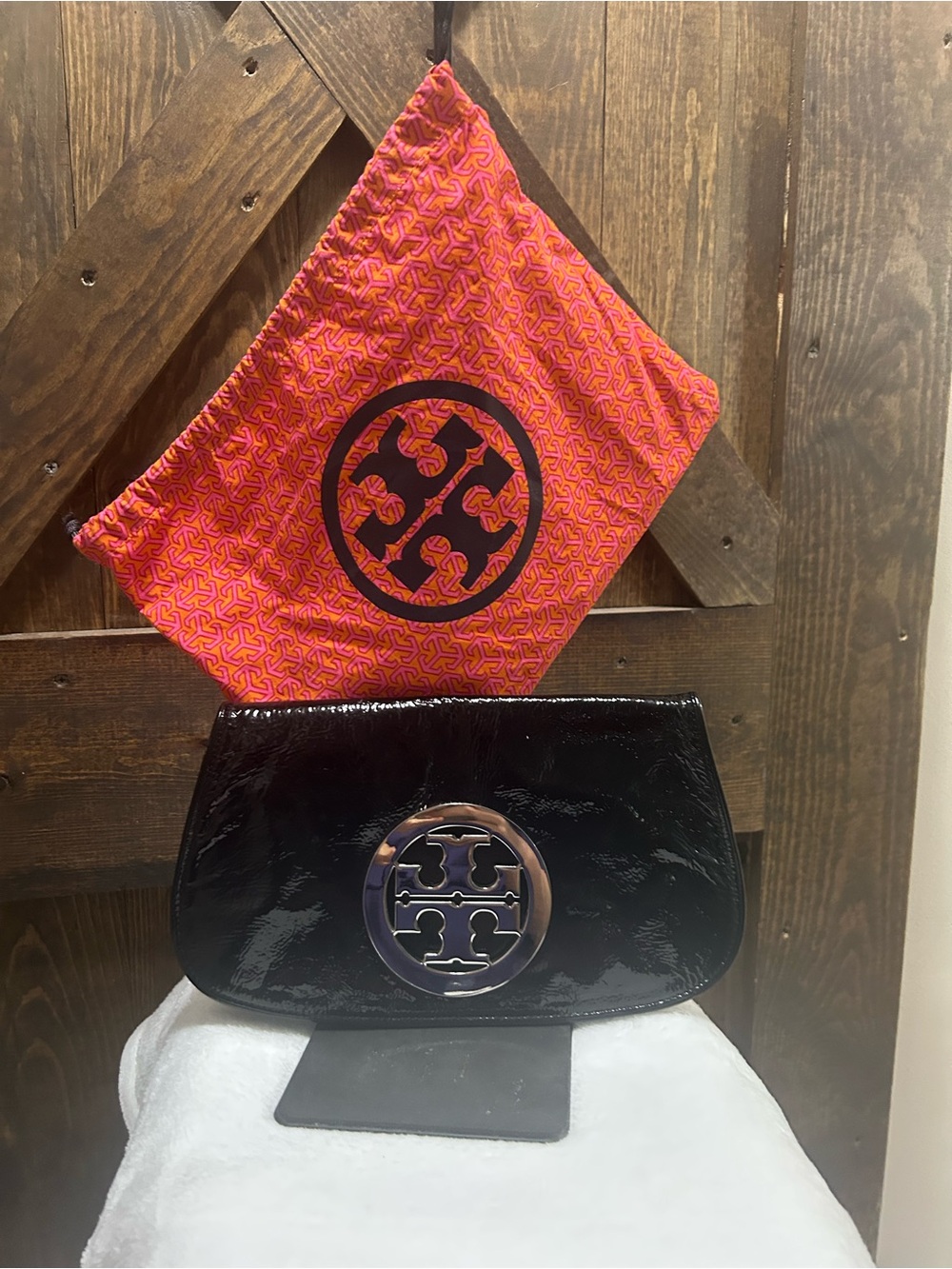 Tory Burch Black Patent Leather Logo Wristlet Clutch - Picture 1 of 14